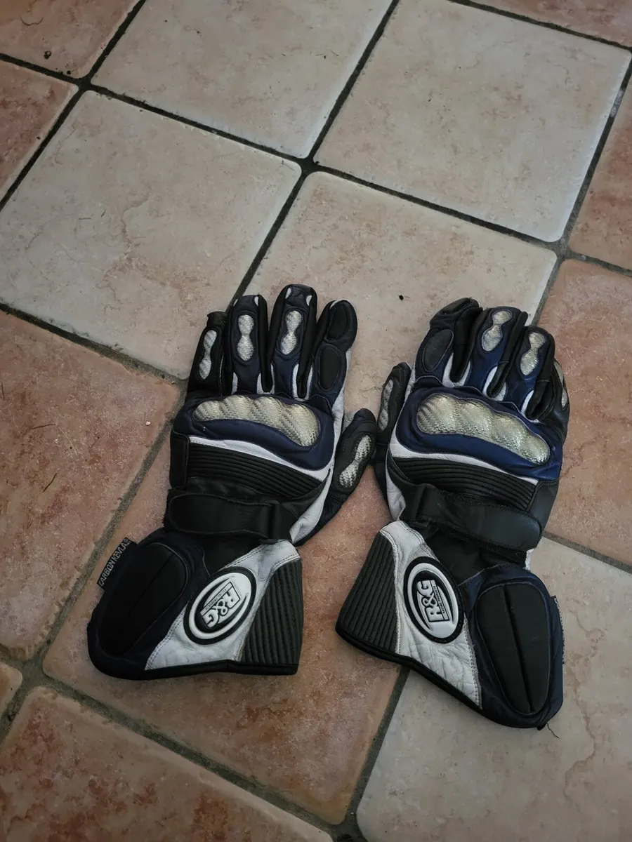 R and G racing gloves