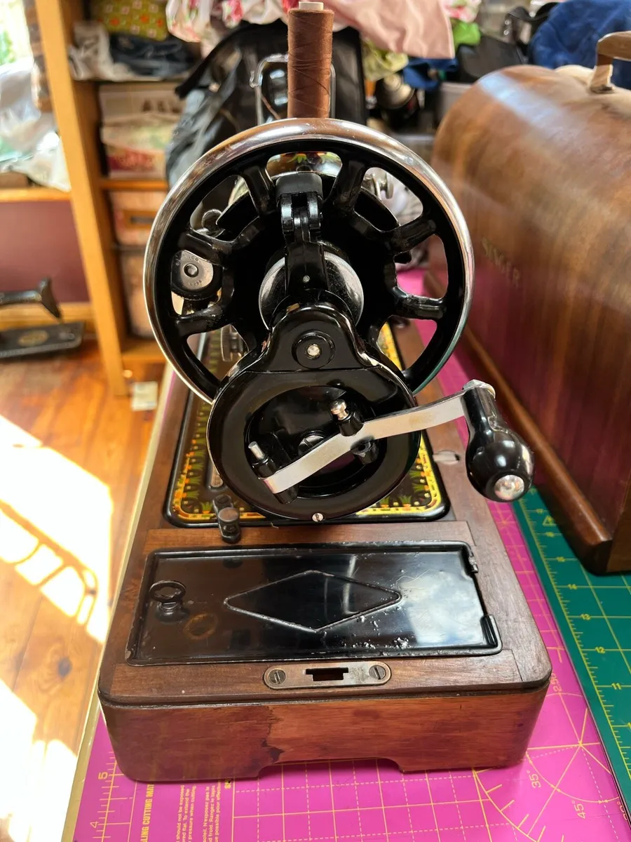 Singer Sewing machine - Image 2