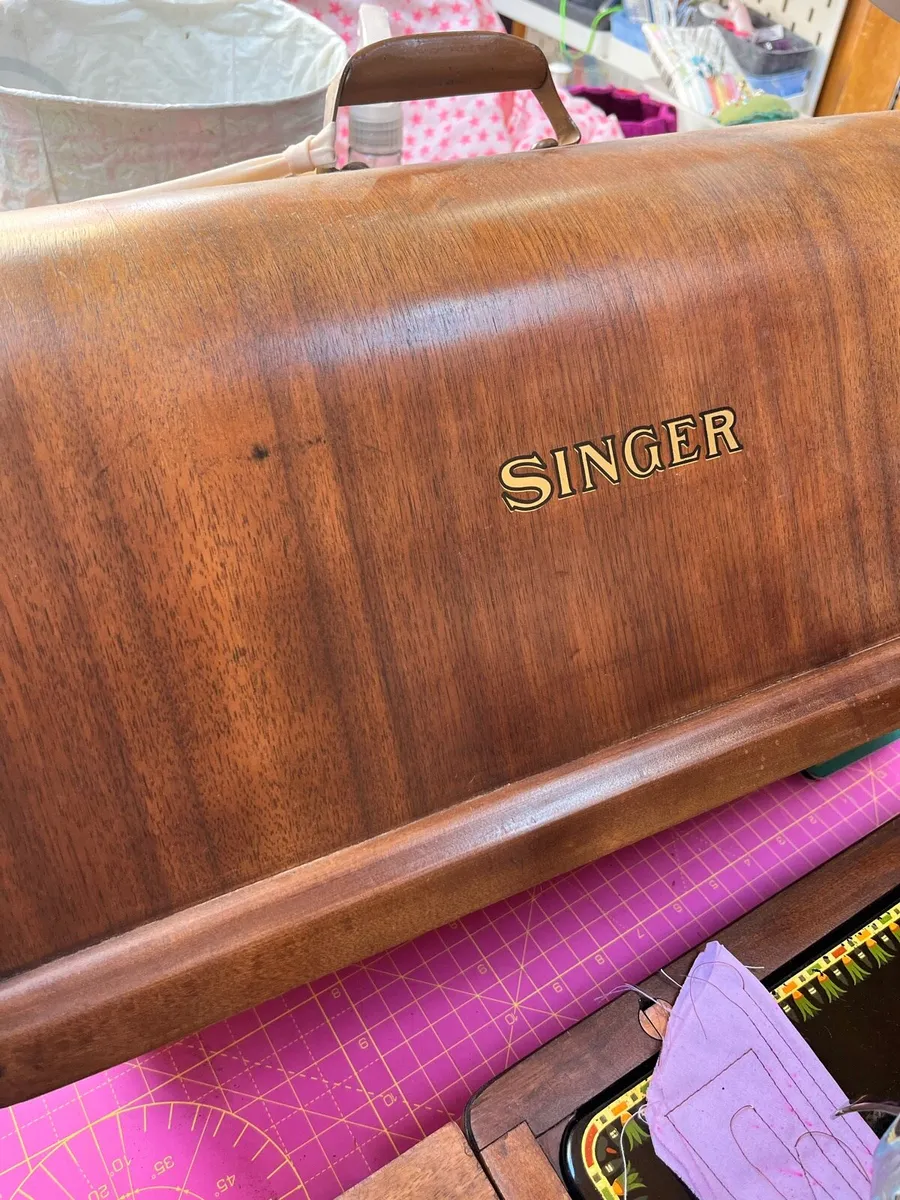 Singer Sewing machine - Image 4