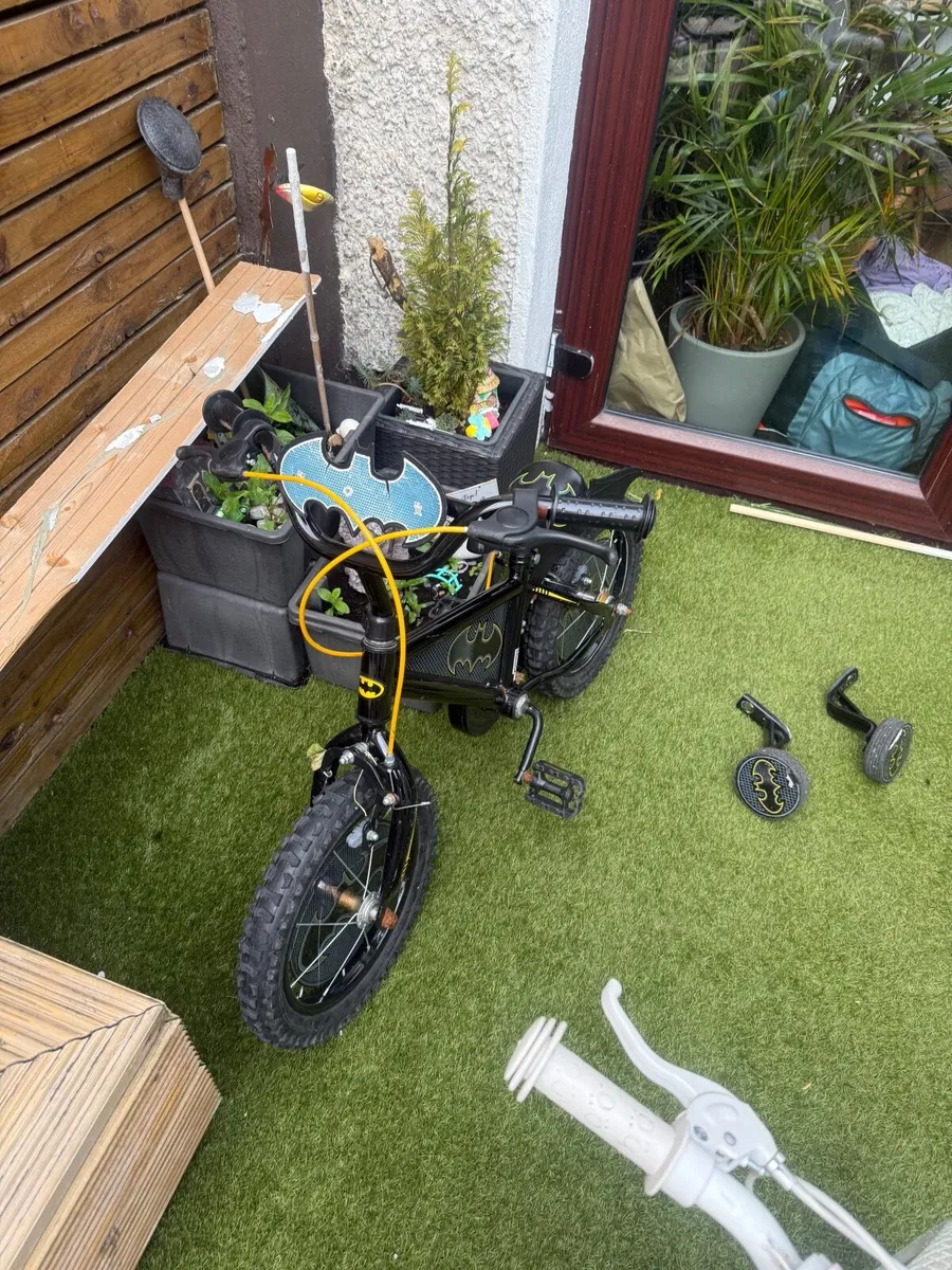 14” Batman bike , with stabiliser's - Image 2