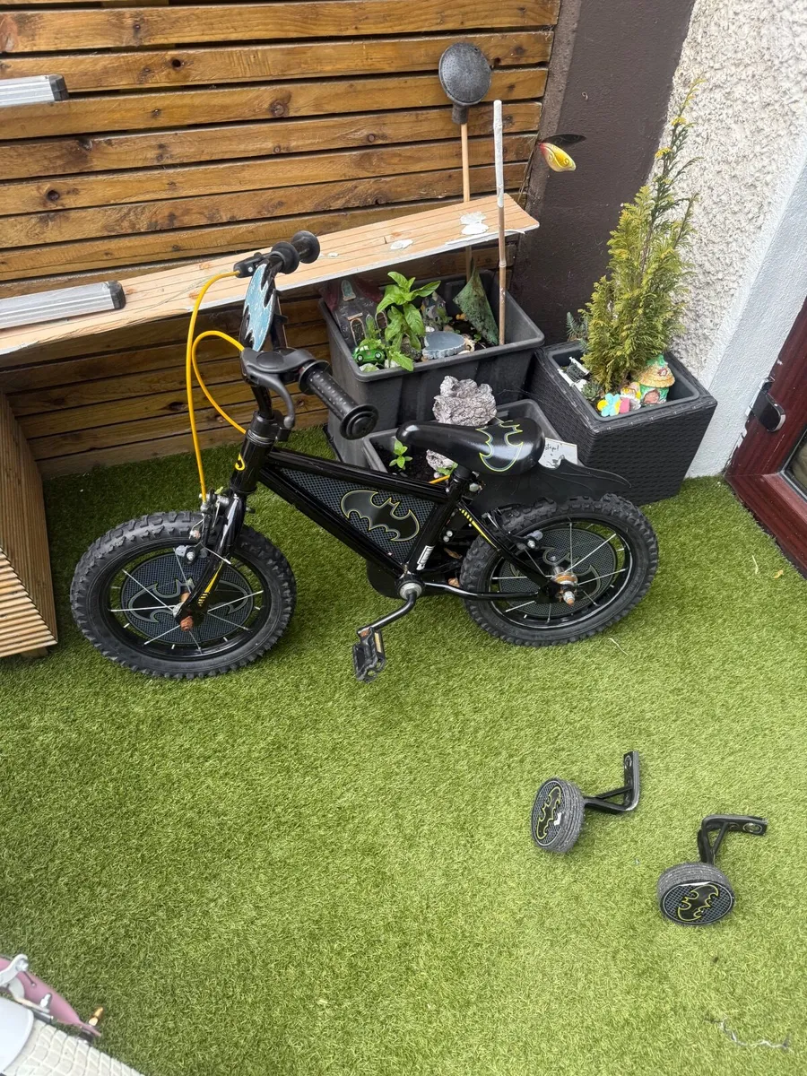 14” Batman bike , with stabiliser's - Image 3
