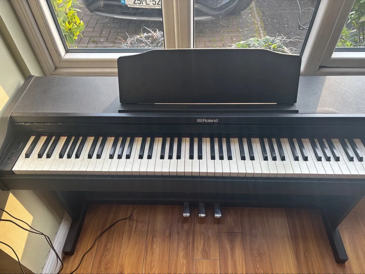 Roland electronic piano - Image 2