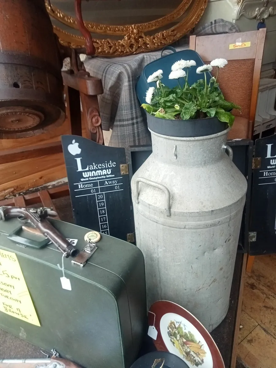 LOADS OF ANTIQUES AND COLLECTABLES - Image 2