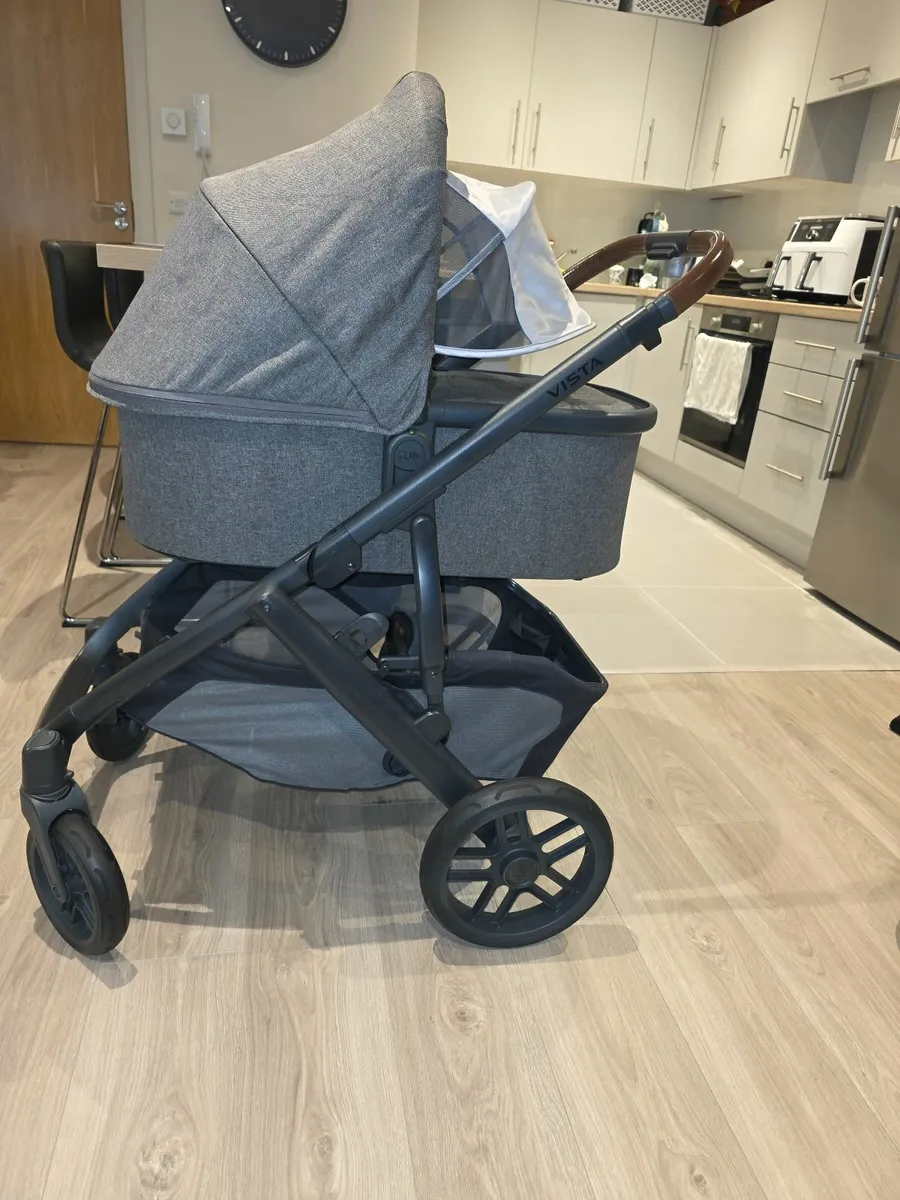 Uppababy vista V2 as new - Image 4