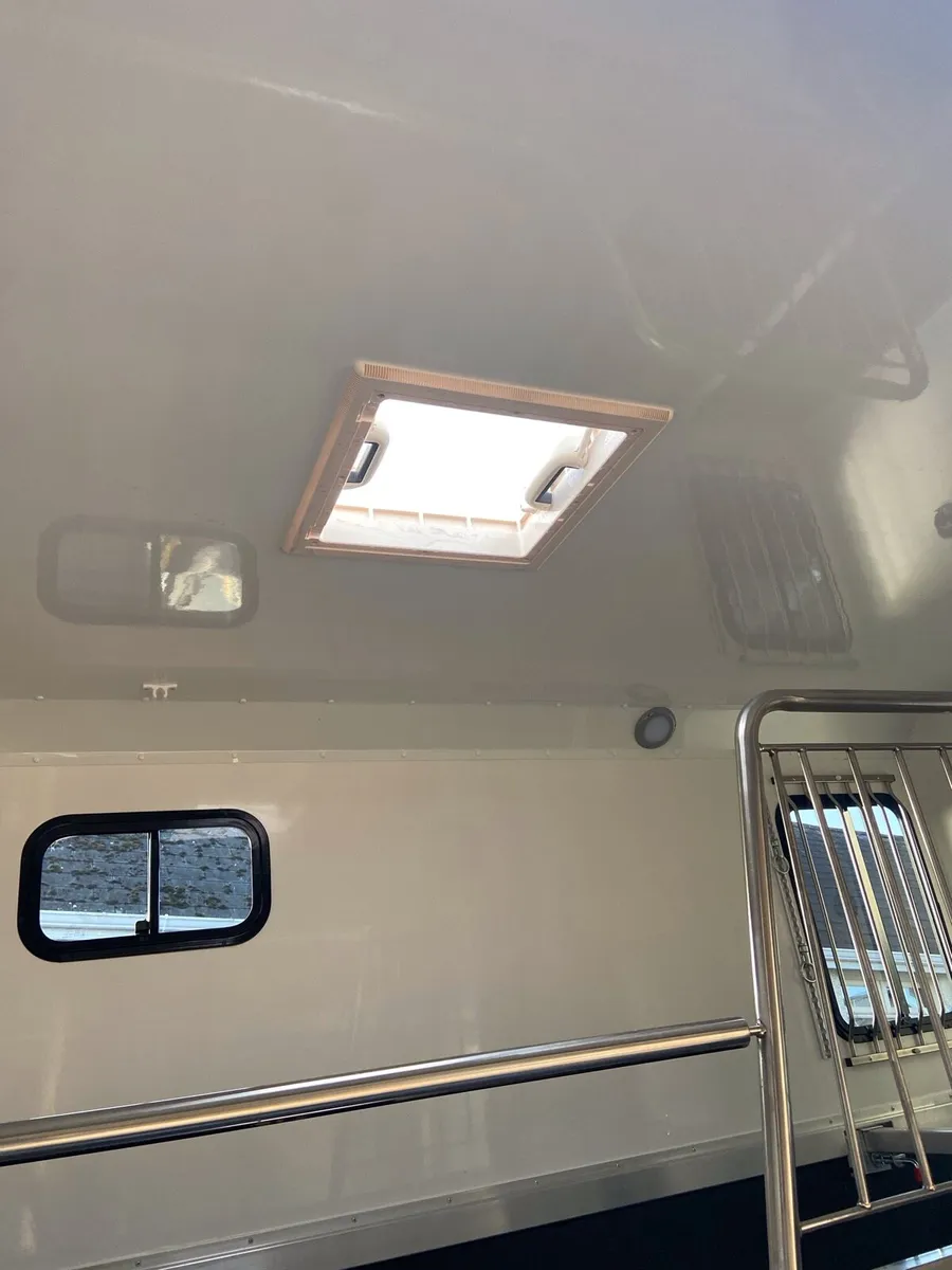 NEW 3.5 TONNES 2 STALL HORSEBOX / 2 BOX BY REGENT - Image 4