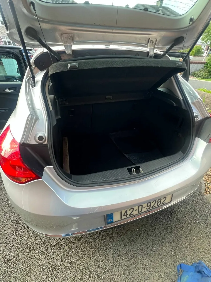Opel Astra 2014 - Image 2