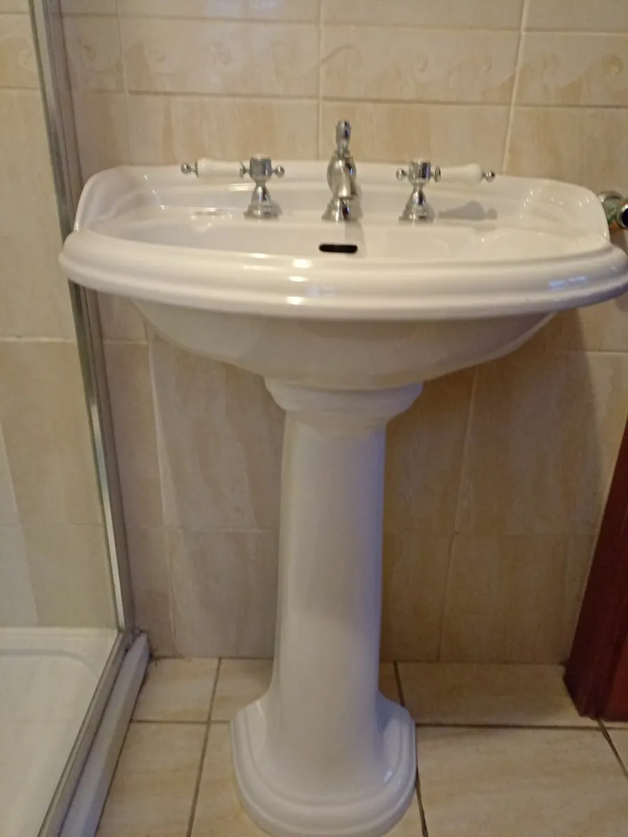 Sink, toilet, shower & radiator - Image 1