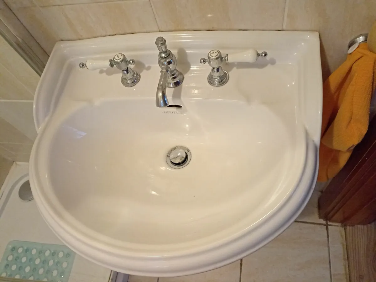 Sink, toilet, shower & radiator - Image 2