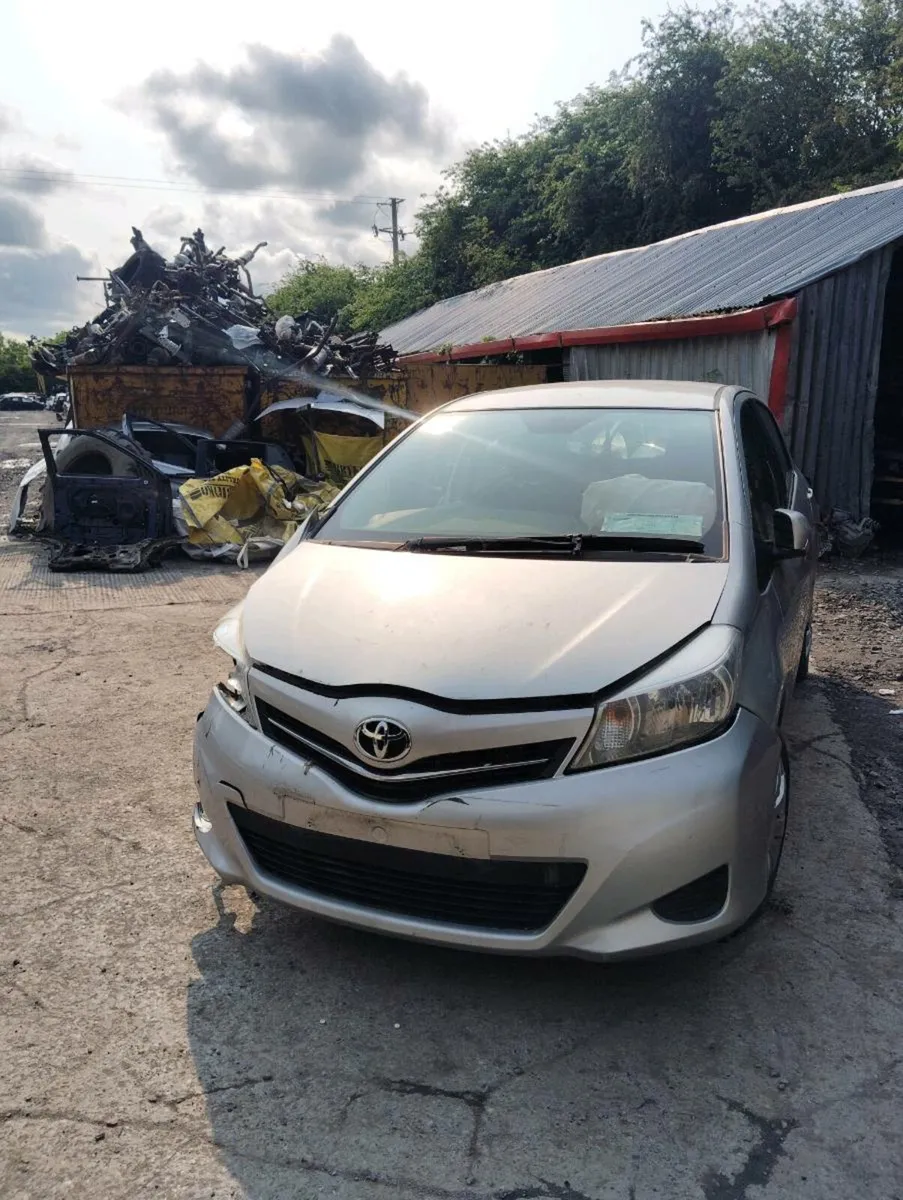 Breaking Toyota Yaris 2013 petrol - Image 1