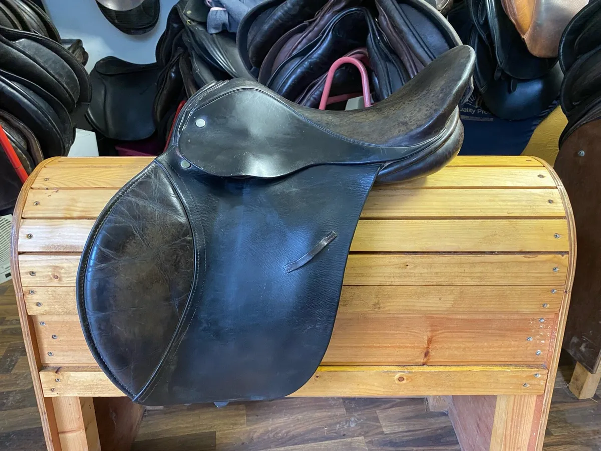 Wide 16” lovatt and rickets Leather saddle - Image 1