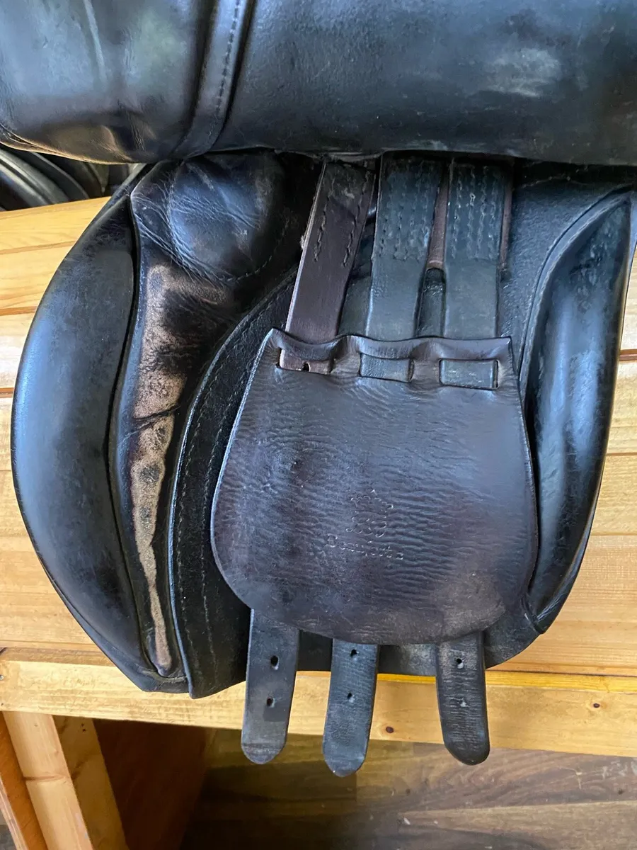Wide 16” lovatt and rickets Leather saddle - Image 3