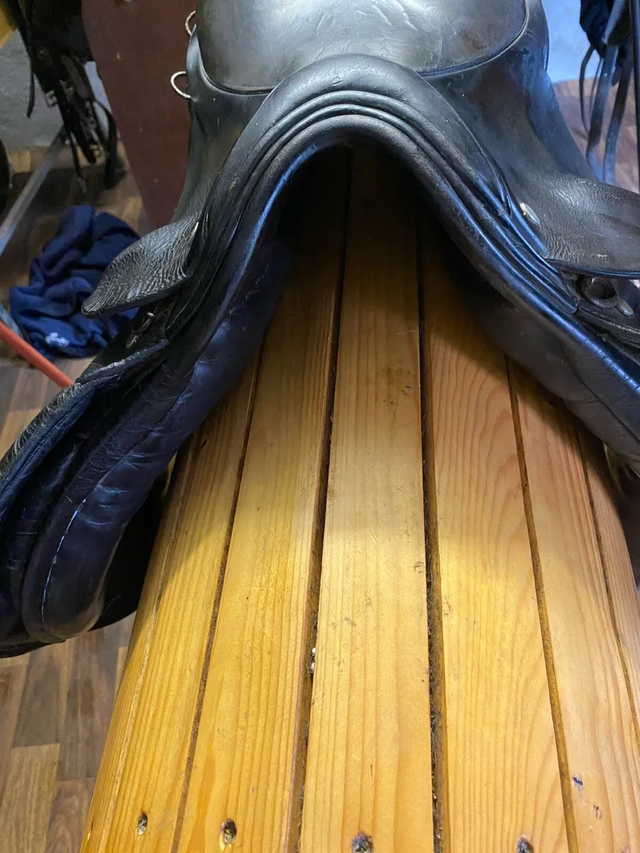 Wide 16” lovatt and rickets Leather saddle - Image 4