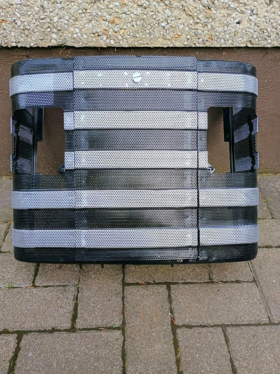 Massey Ferguson 188 grill - Image 2