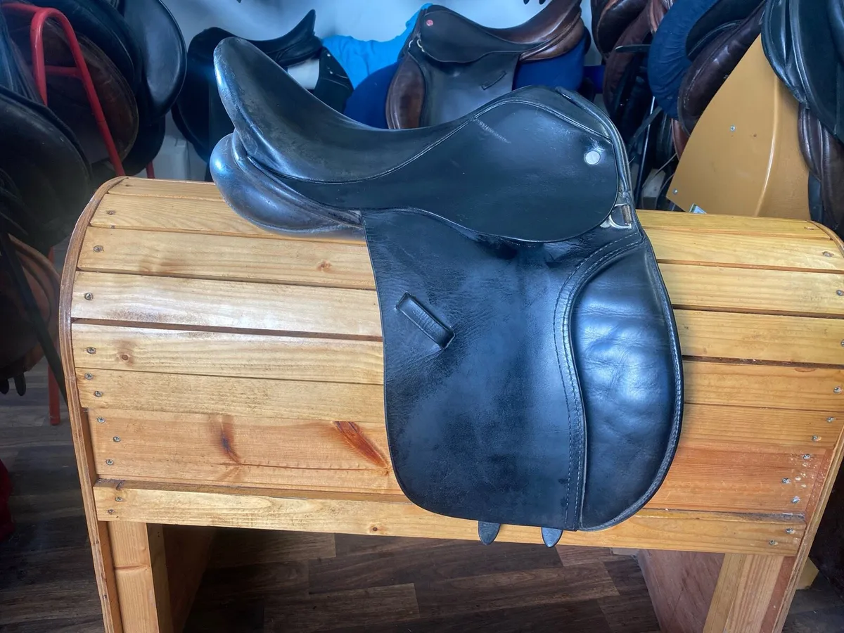 14/15” English Leather saddle - Image 1