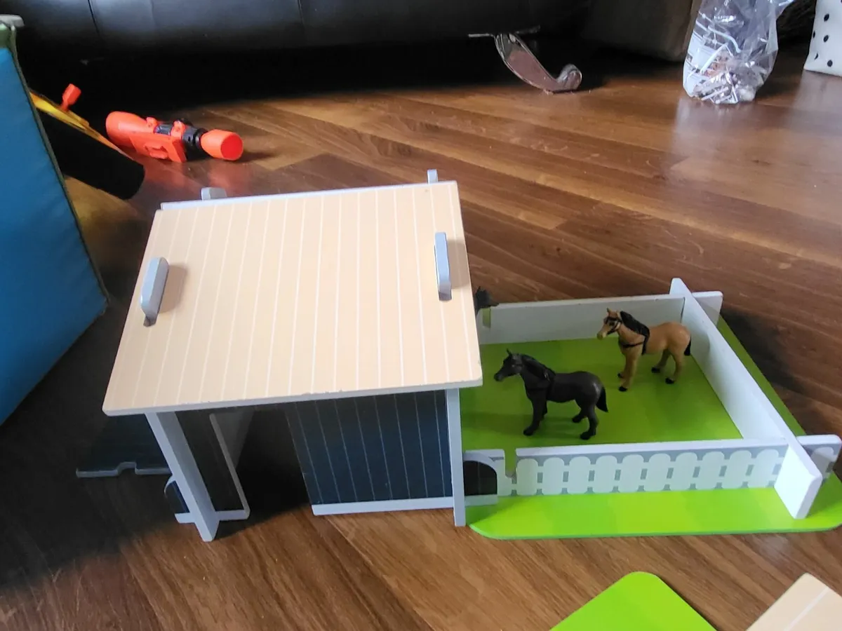 Toy Farm House - Image 1
