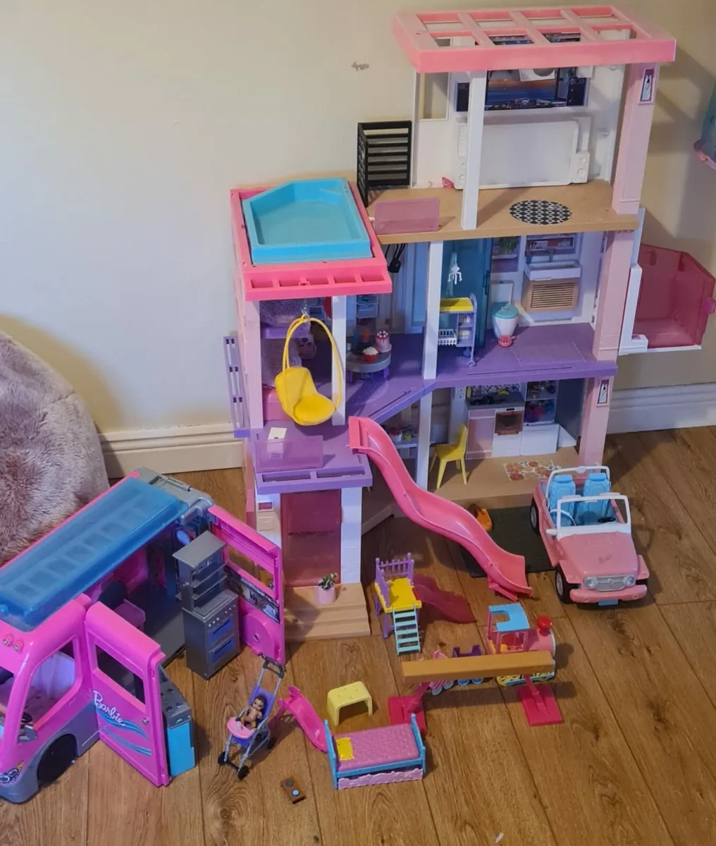 Barbie Dreamhouse/ Camper Van/ Jeep and 29 Barbies - Image 1