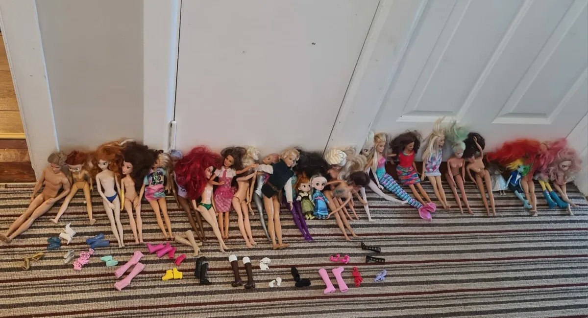 Barbie Dreamhouse/ Camper Van/ Jeep and 29 Barbies - Image 2