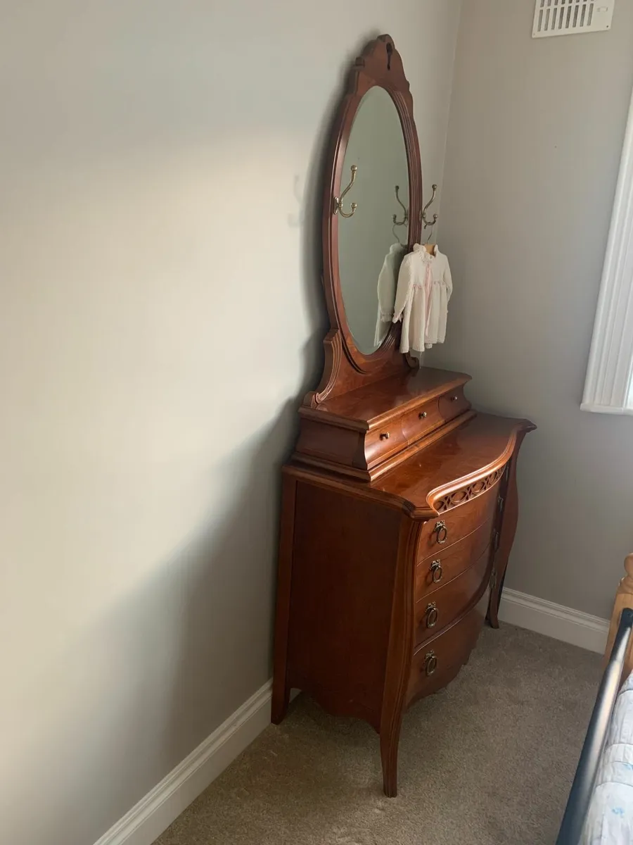 Mahogany Chest of drawers with Vanity Mirror - Image 3