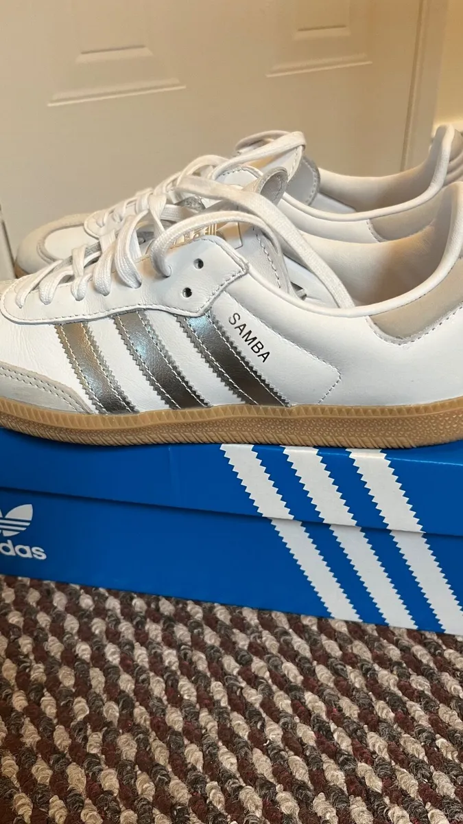 Adidas Samba size 7 white & silver - Image 3