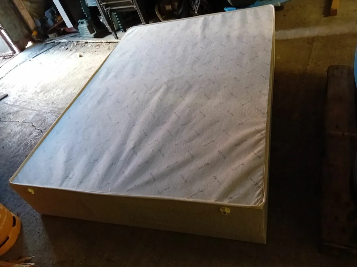 Bed - Image 1
