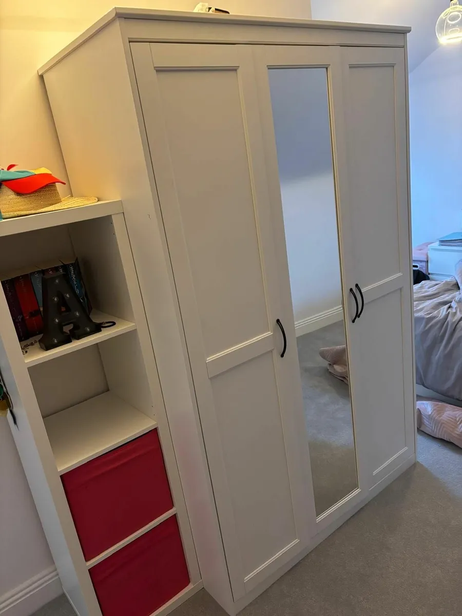 Wardrobe with 3 doors - Image 1