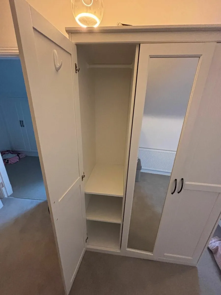 Wardrobe with 3 doors - Image 2
