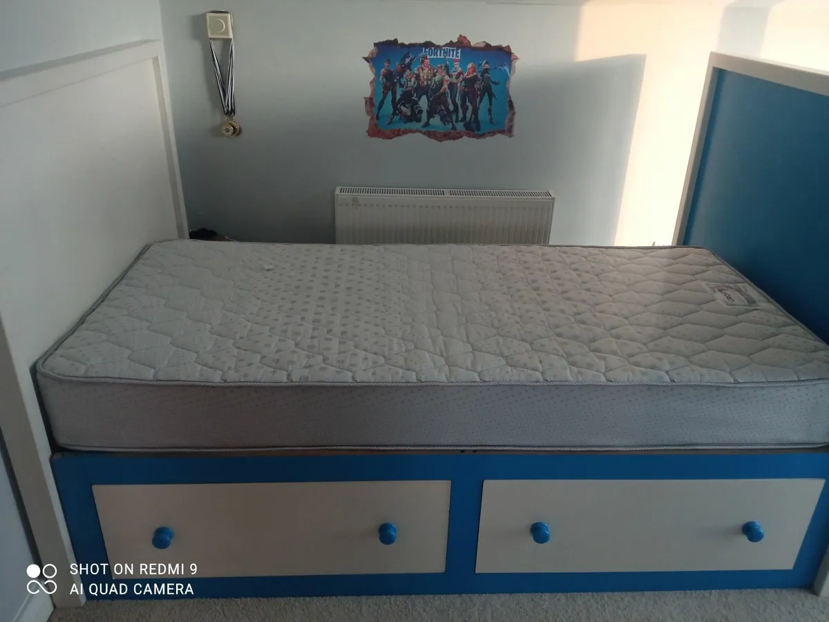 4foot bed. Solid wood - Image 1