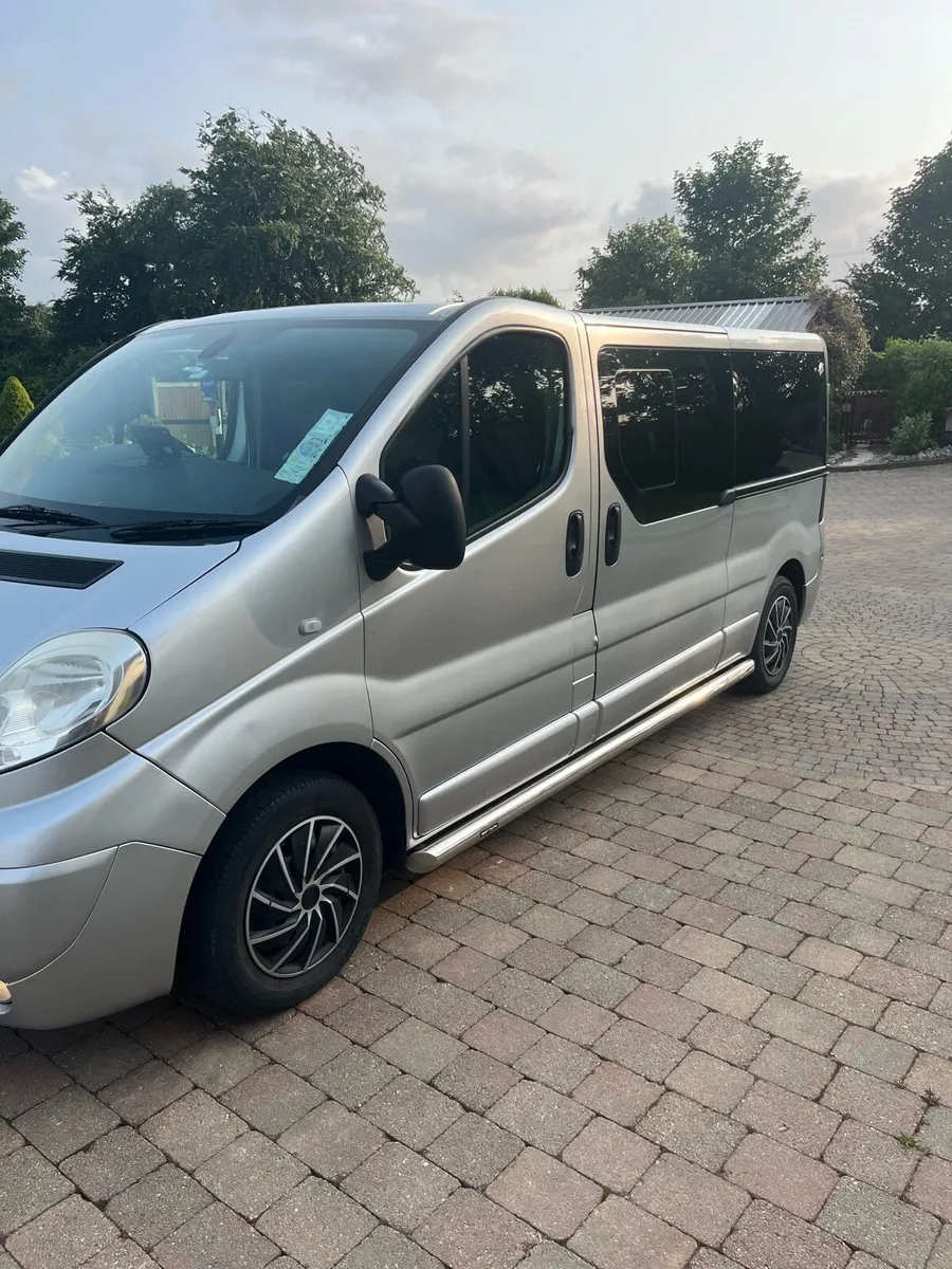 9 seat people carrier - Image 1