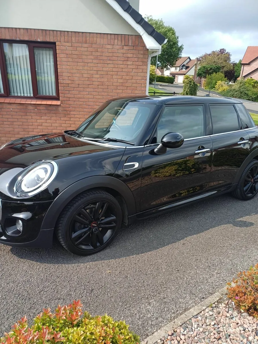 Mini Cooper 2018 - Image 2
