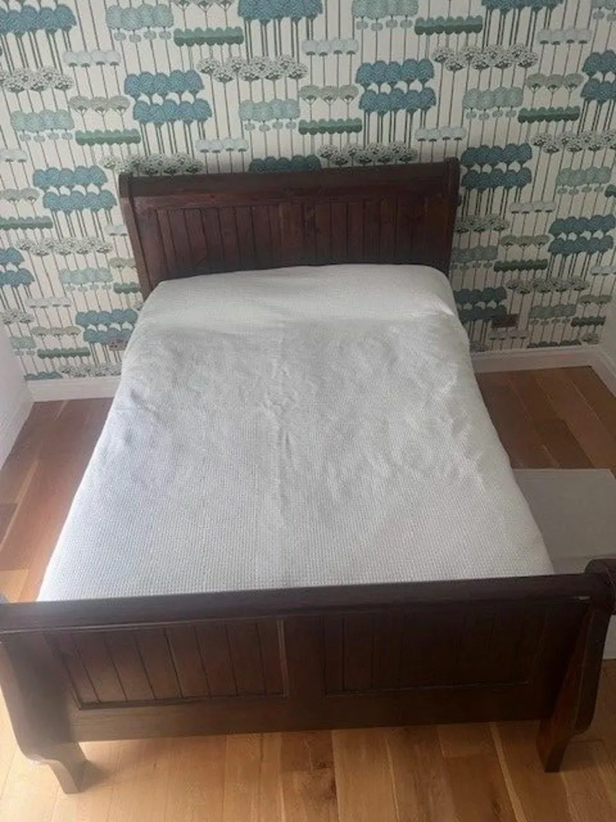 Sleigh bed, chest of drawers and lockers - Image 2