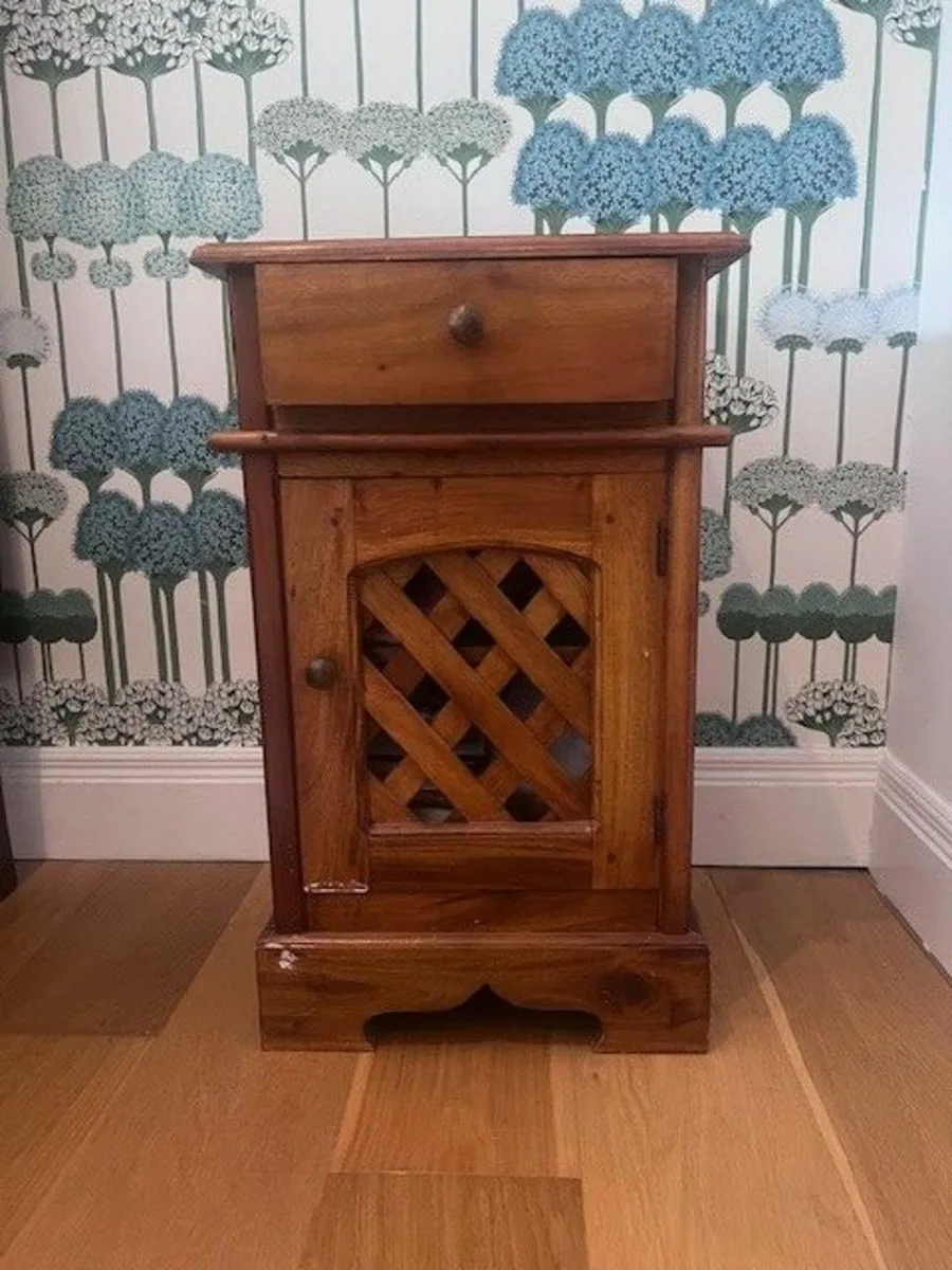Sleigh bed, chest of drawers and lockers - Image 4