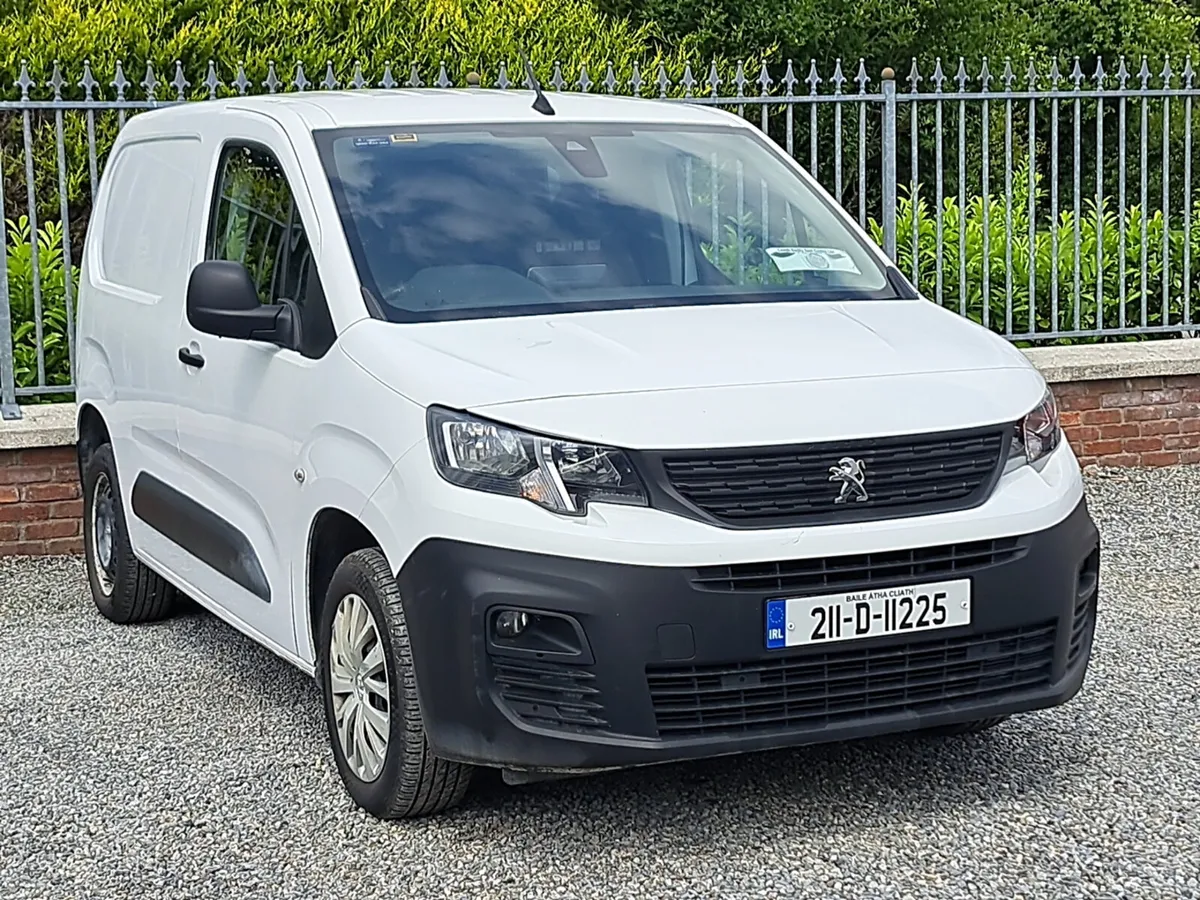 Peugeot Partner van with 3 seats in front - Image 2