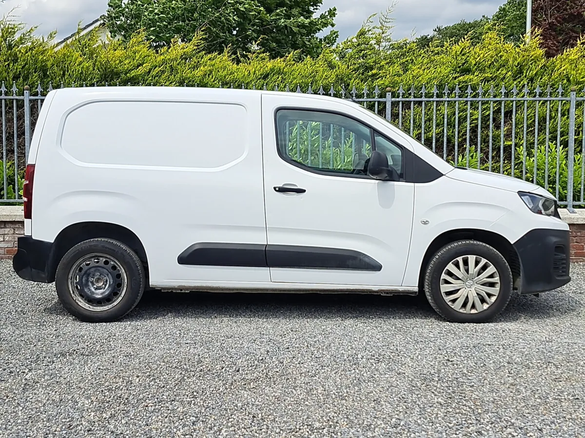 Peugeot Partner van with 3 seats in front - Image 3