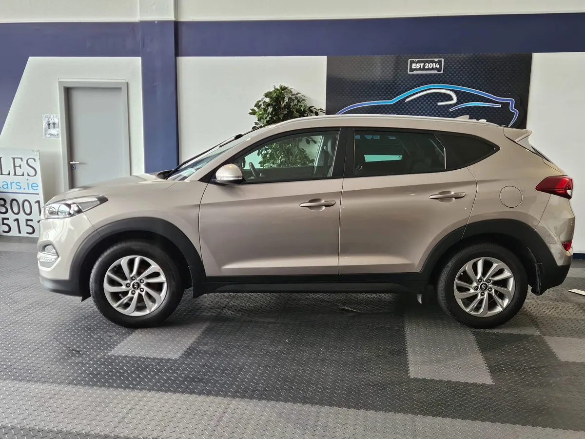 18 HYUNDAI TUCSON SE NAV EXEC LOW KMS - Image 2