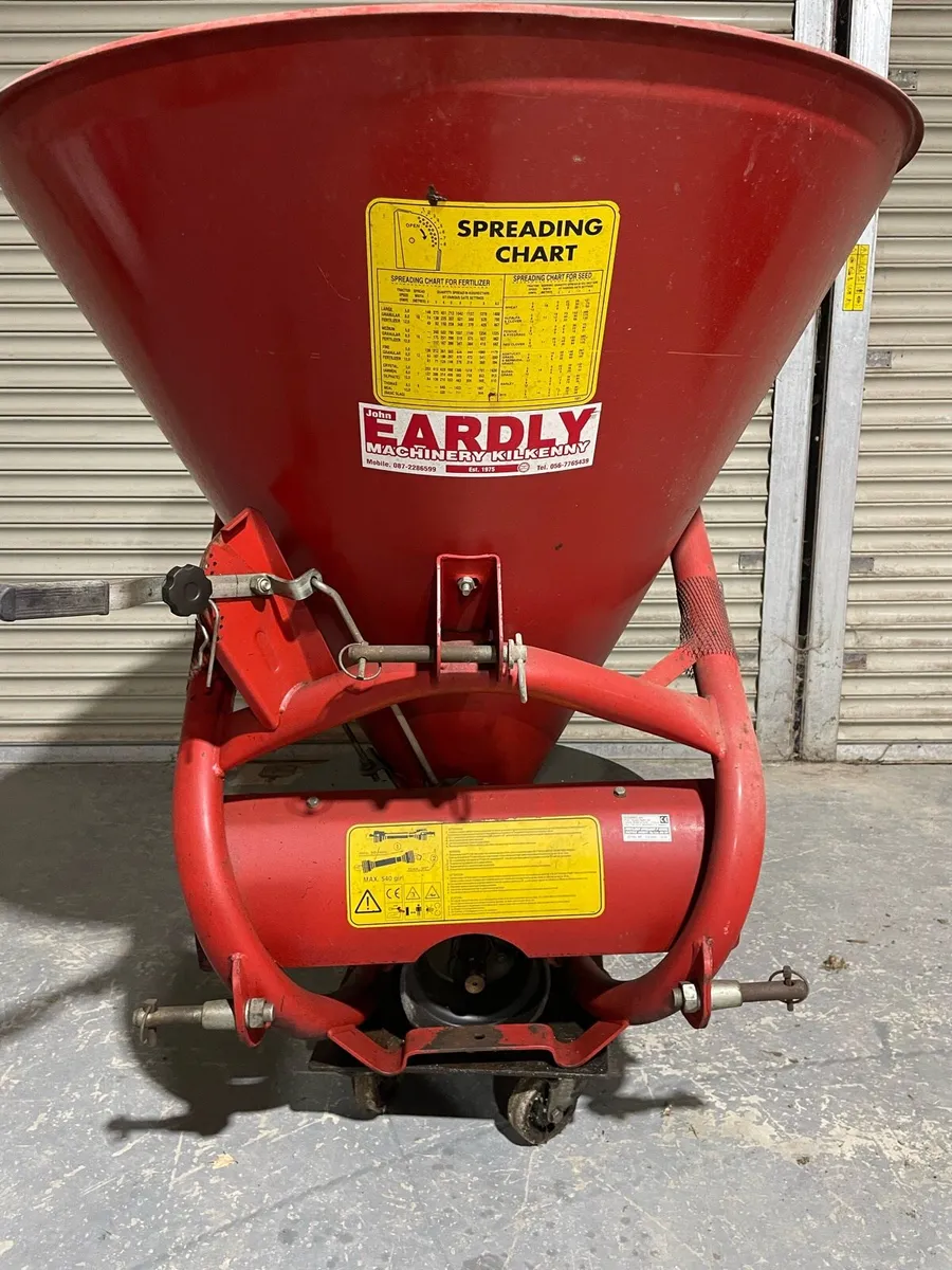 Fertiliser spreader - Image 1