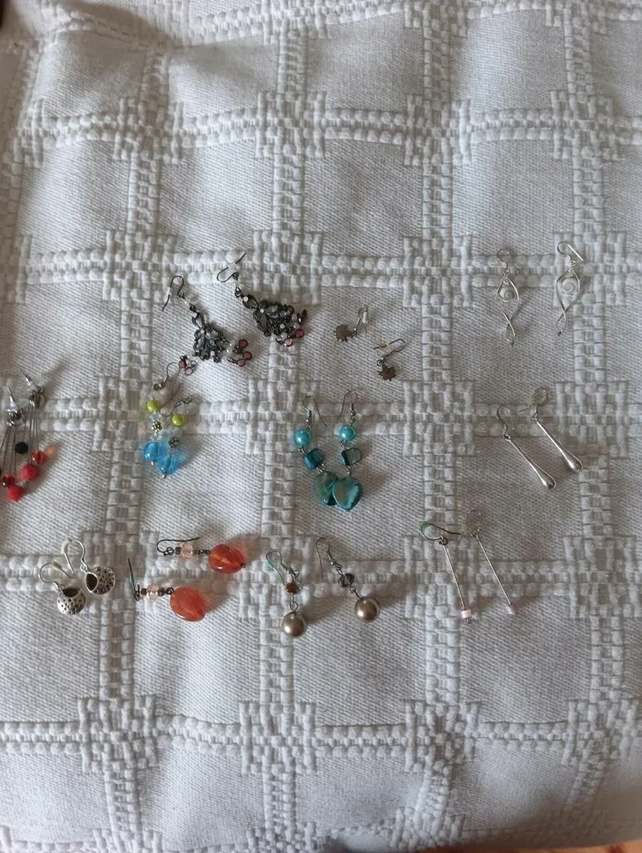 Beautiful vintage style earrings as new - Image 2