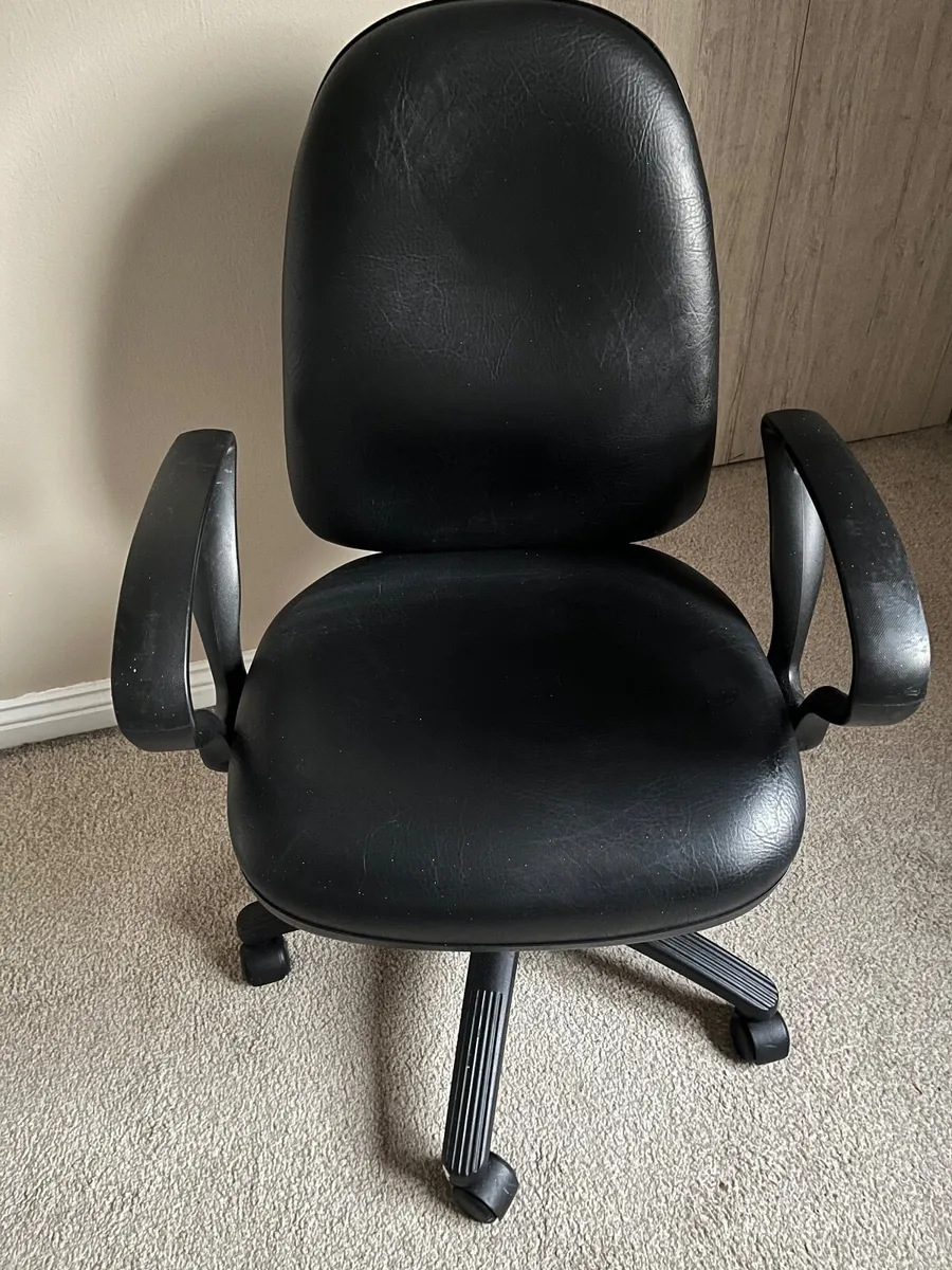 Office chair with armrests