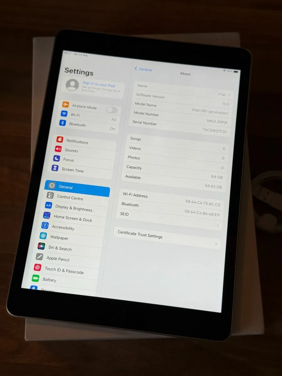 iPad 9th (2021) 64GB Like new - Image 2