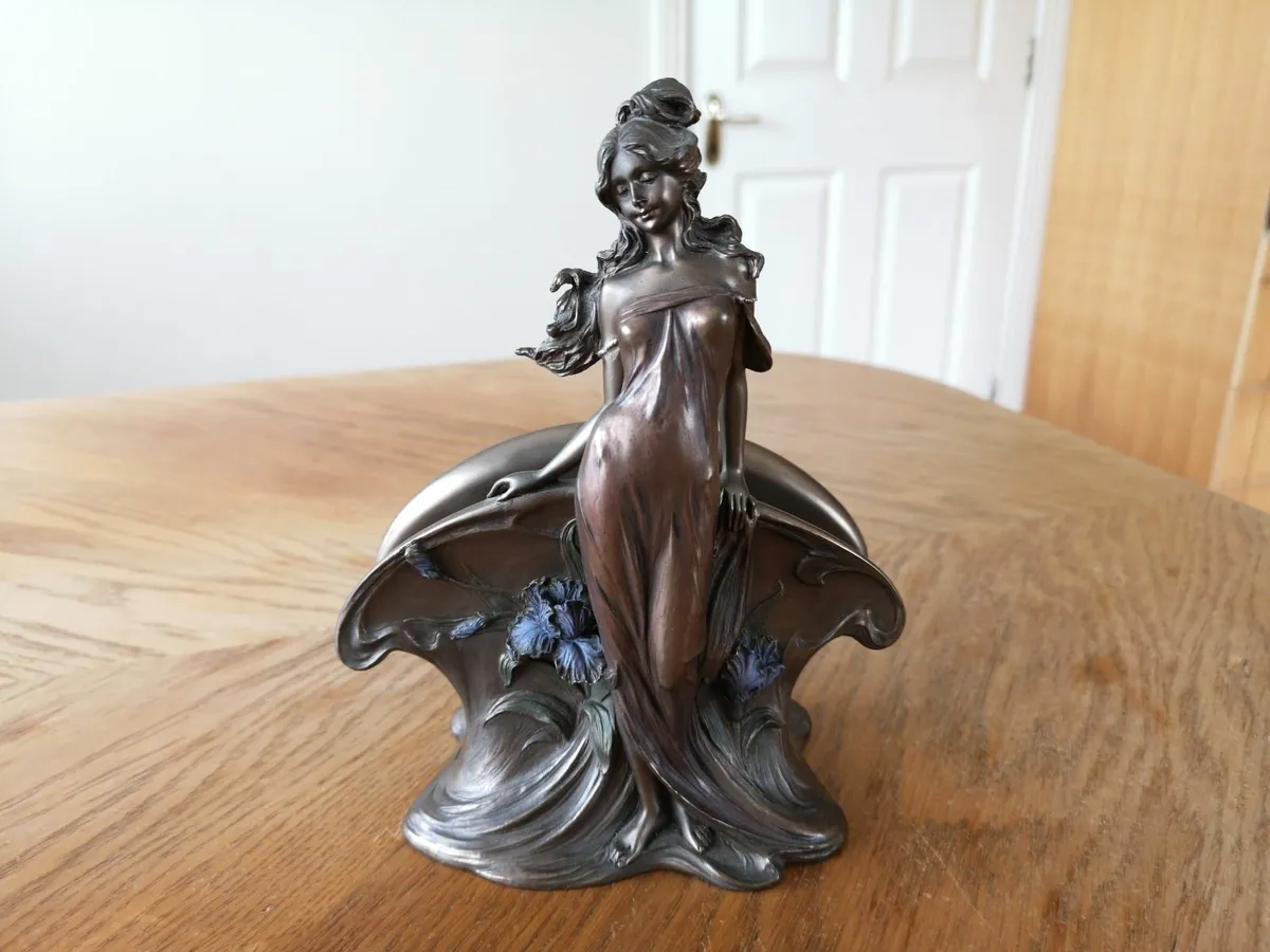 Napkin Holder Veronese Serviette Stand Figurine - Image 1
