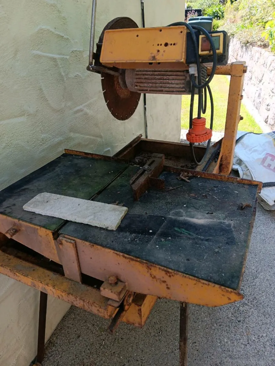 Sliding table saw - Image 1