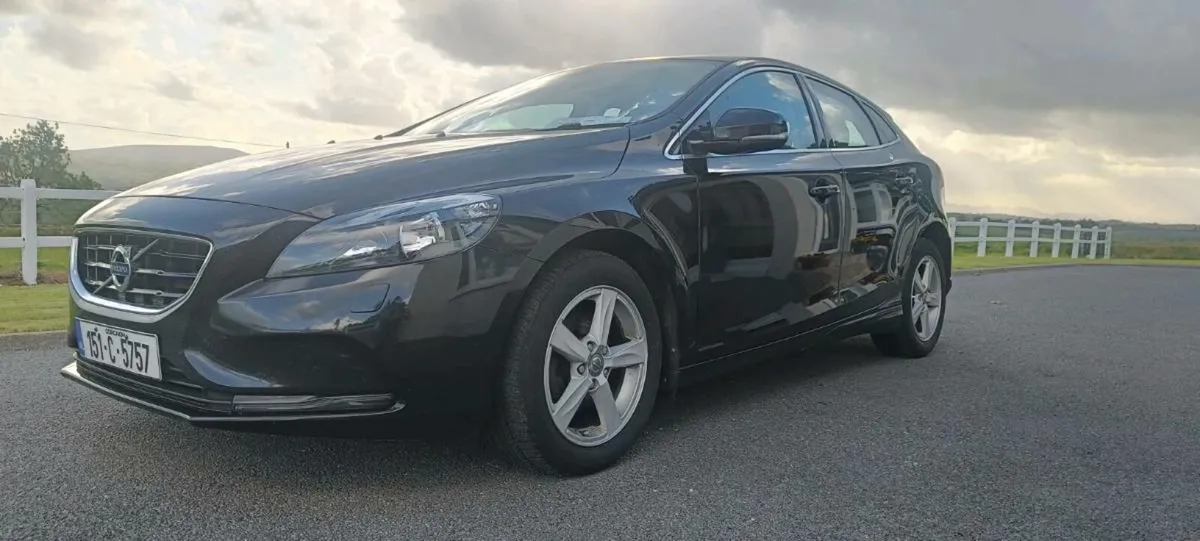 Volvo V40 - Image 2