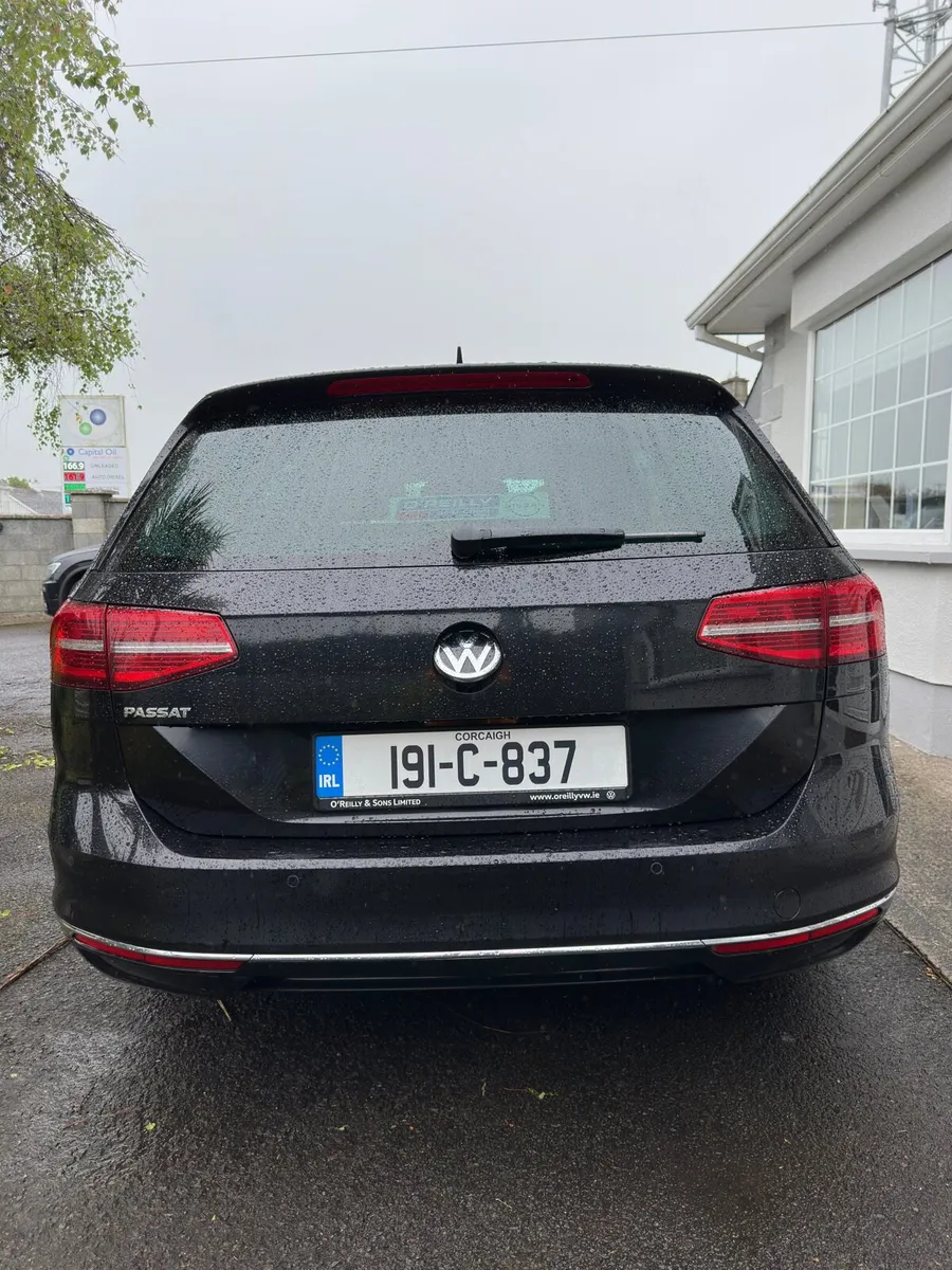Volkswagen Passat - Image 2