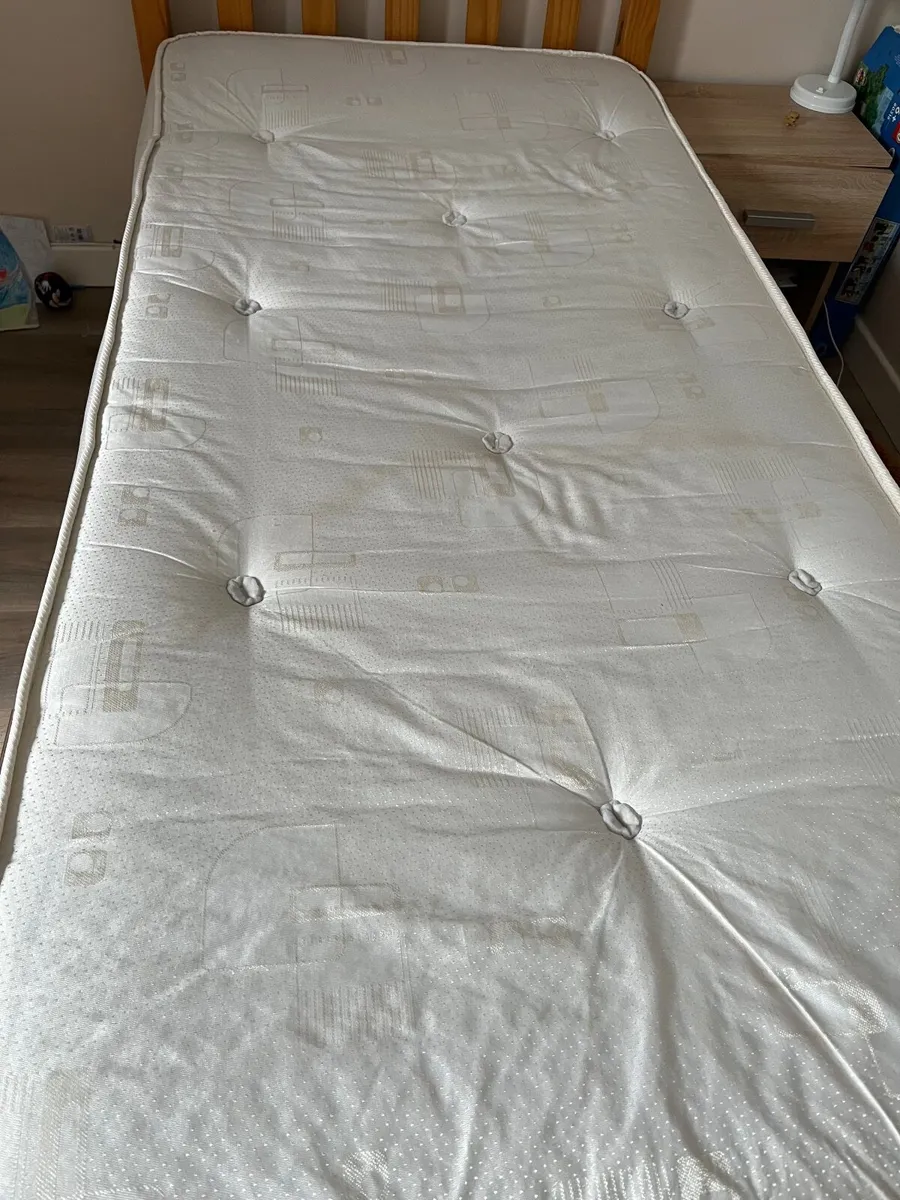 Bed frame and mattress - Image 4