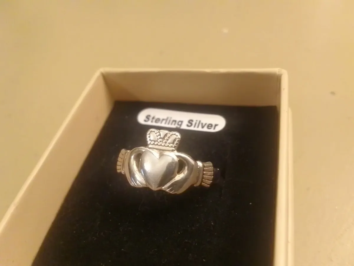 STERLING SILVER HEAVY CLADAGH RING SIZE N - Image 1