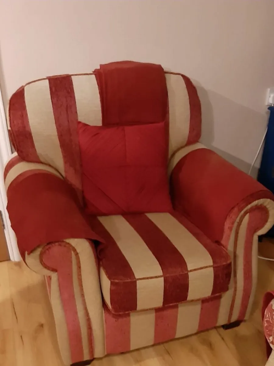 Suite of furniture - Image 1