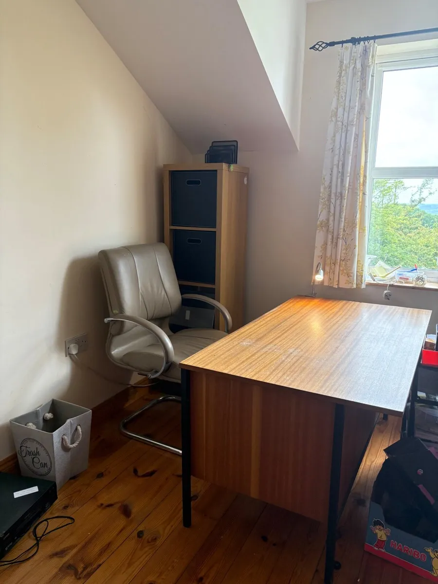 Office chair,table and filing unit - Image 1