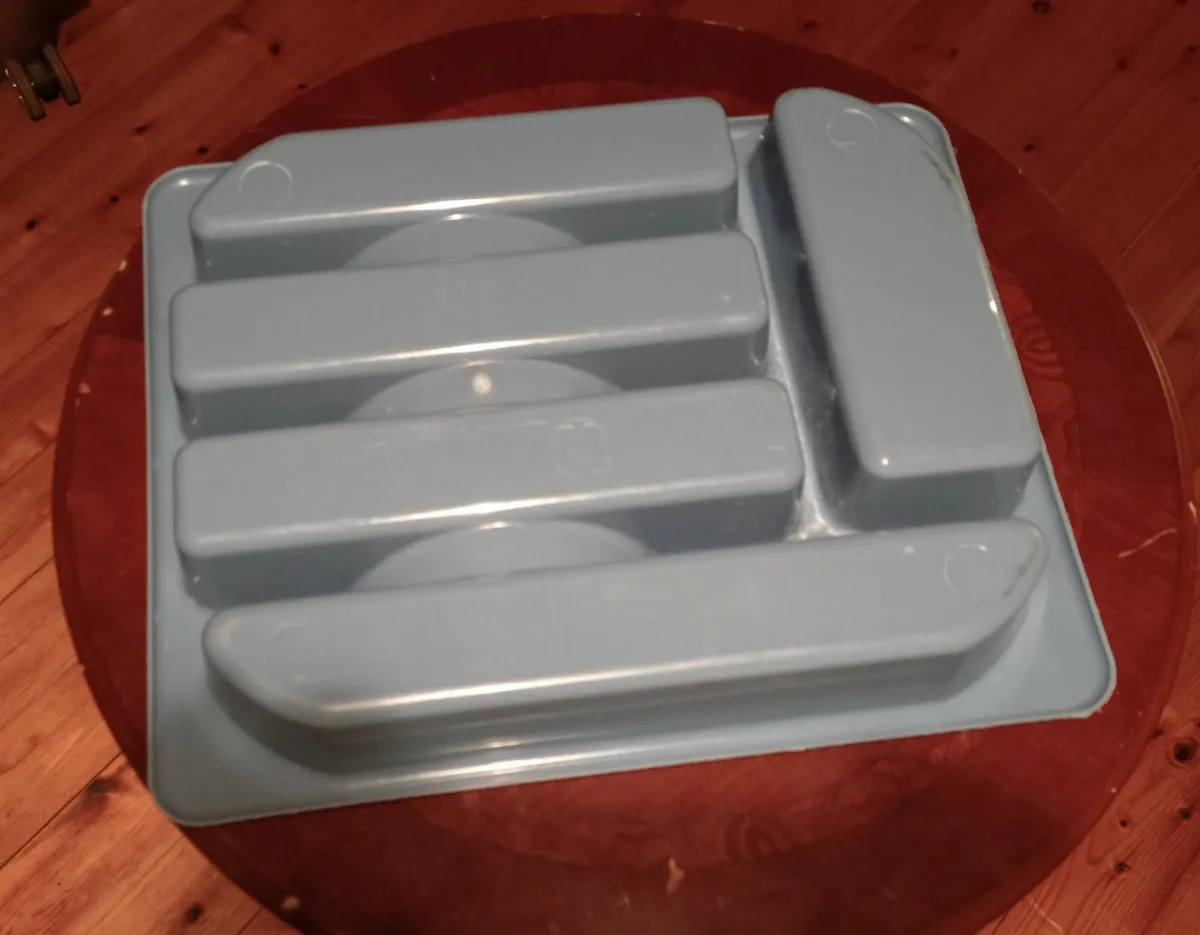 FOOD SERVING TRAY & GREY CUTLERY TRAY (USED). - Image 4