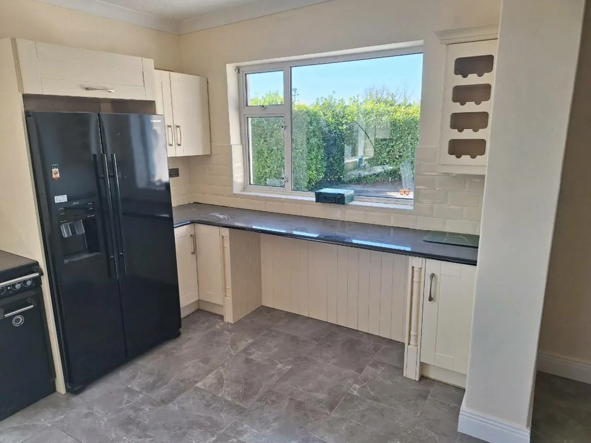 Black Granite Worktop and Kitchen - Image 3
