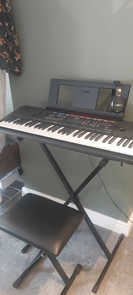 Yamaha Keyboard PSR E263 - Image 1