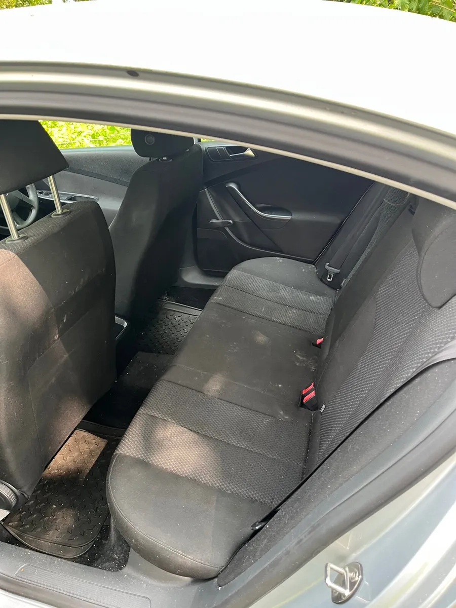 Volkswagen Passat 2009 - Image 2